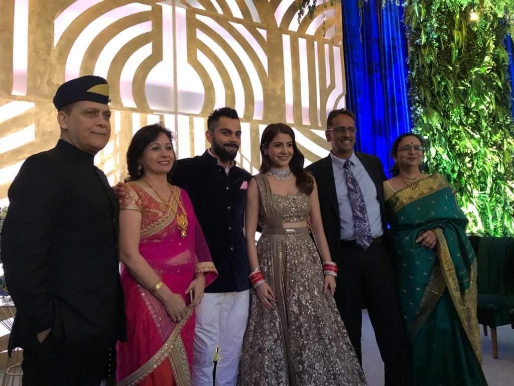  @AnushkaSharma &  @imVkohli with friends & family at their reception   #Virushka  #VirushkaReception