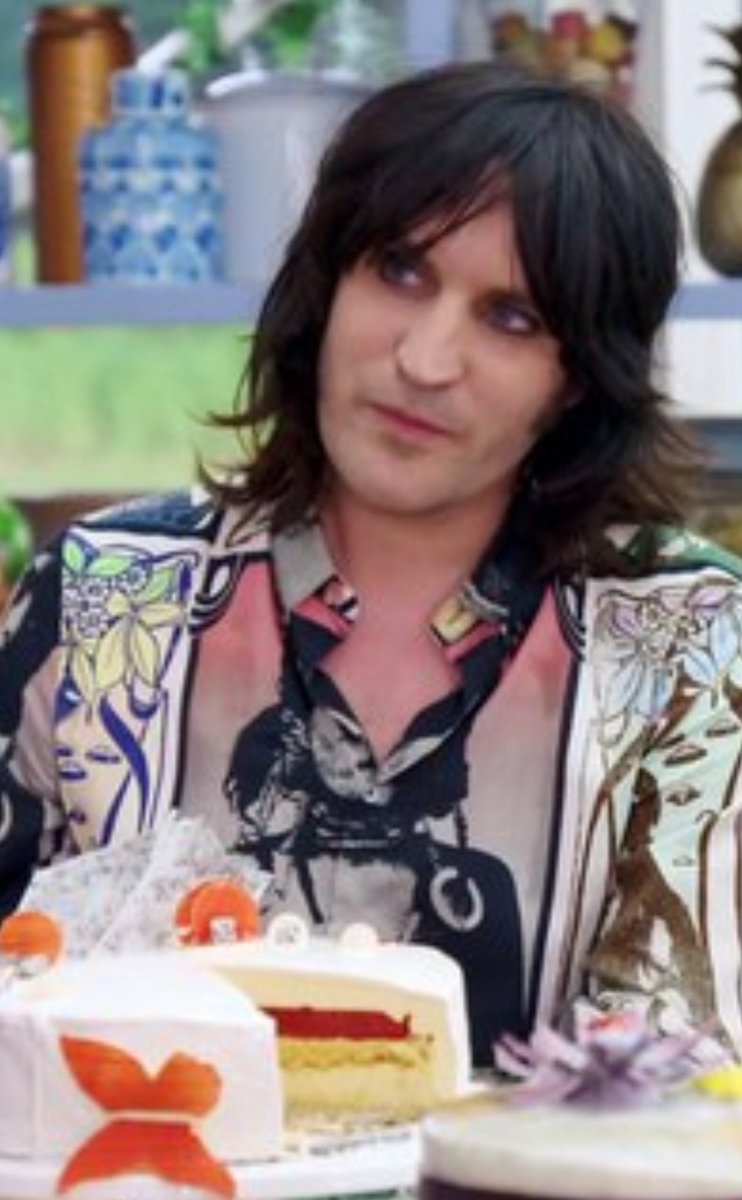 BunchesMcGinty's tweet photo. If you are going to make a new years resolution  @noelfielding11 please resolve to wear this shirt again xx https://t.co/90LLLZipCz