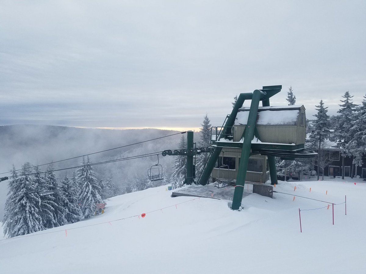 snowshoemtn's tweet image. Good morning from 4,848ft! 8 inches of snow since 6AM yesterday means top-shelf conditions out there today. Enjoy! 
#snowshoemtn #wvsnow #powder