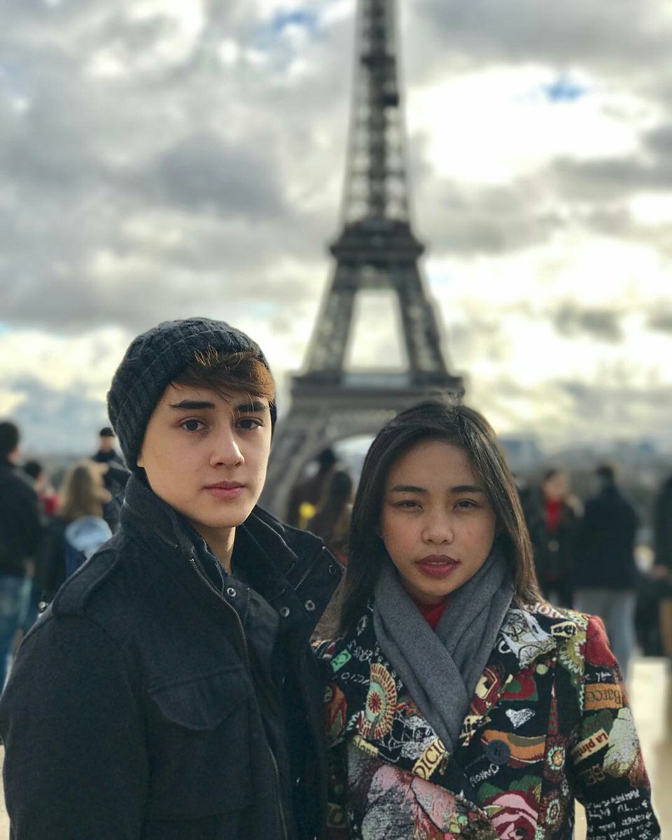 luckymayward07's tweet photo. New update from Edward IG. MayWard at Eiffel Tower, Paris, France♡

Happy New Year mga Baliwwww!!!! @maymayentrata07 , @Barber_Edward_ and MayWard Flyers ♡♡

Bye for now. I'll be back soon:)

#MAYWARDWelcomes2018 https://t.co/Mlp8NB3Fto