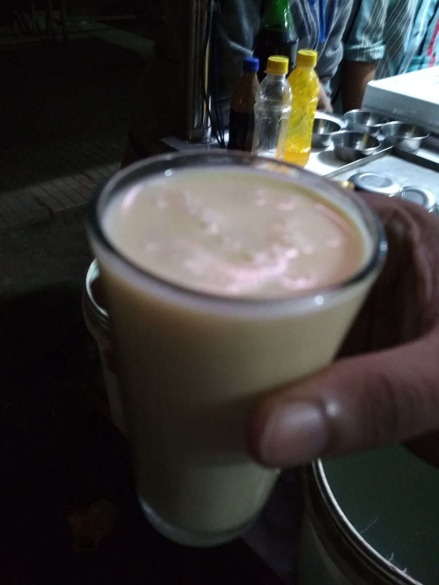 imbevda's tweet photo. One of the best ice-cream..and followed by Masala Doodh (chilled version..best one I had in years..thick creamy and filled with dry fruits!!!) #BevdaEats #BevdaDrinks #BhusawalFoodDiaries #StreetFoodLove https://t.co/i0q8US8wT4