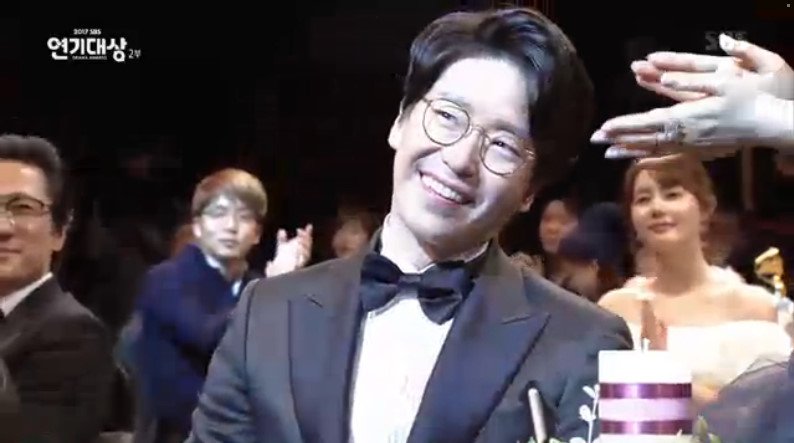 Defendant_SBS's tweet photo. Uhm Kijoon (as Cha Minh in Defendant) won Best Character Category @ SBS Drama Awards 2017!! Ahhhh crying T____T https://t.co/HmRQP1T5Pl