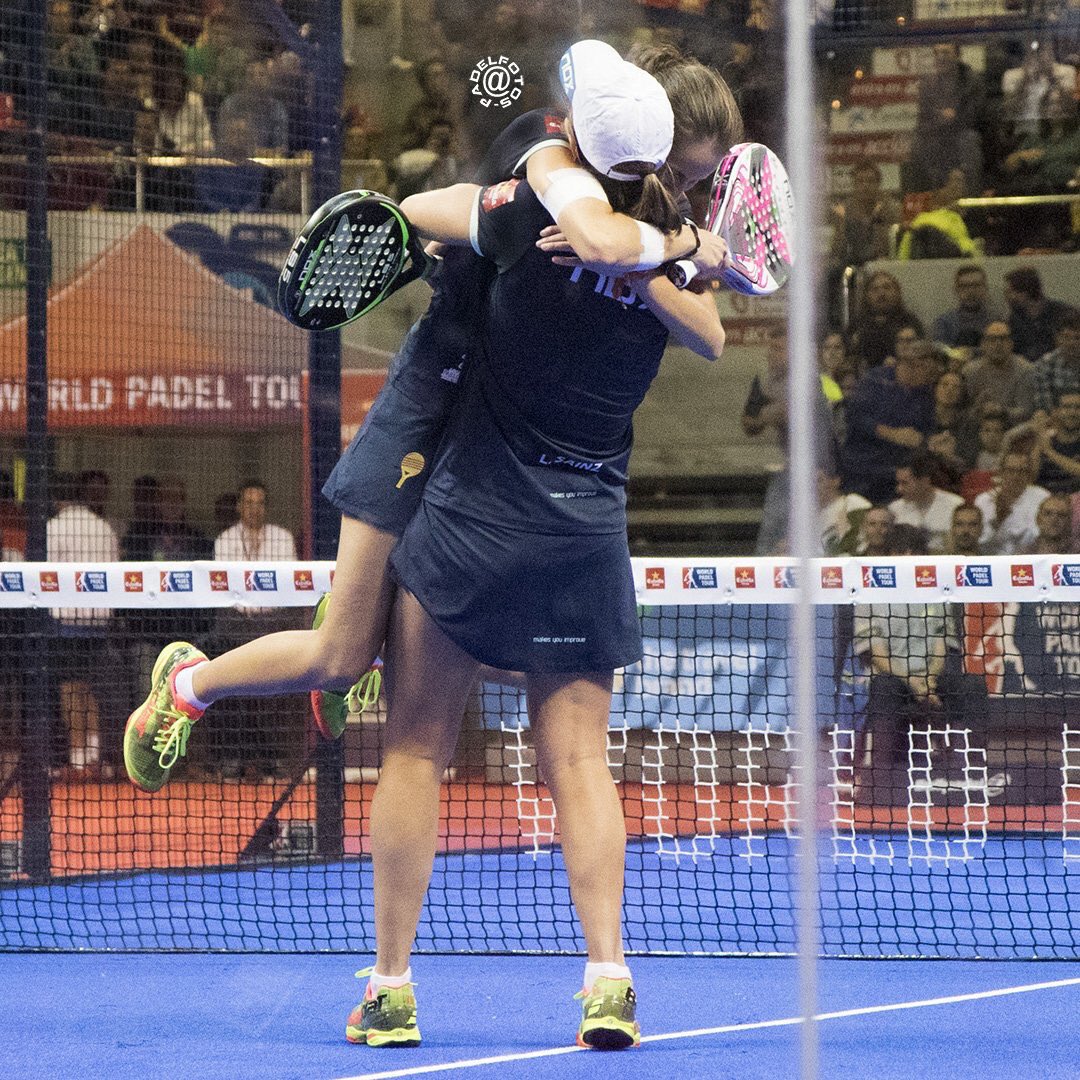 gemmatriay's tweet photo. ADIÓS 2017 👋 Y BIENVENIDO 2018 😀😍🍾🥂@luciasainzp @PABLOAYMA1 @WorldPadelTour https://t.co/uulgYUMvqY