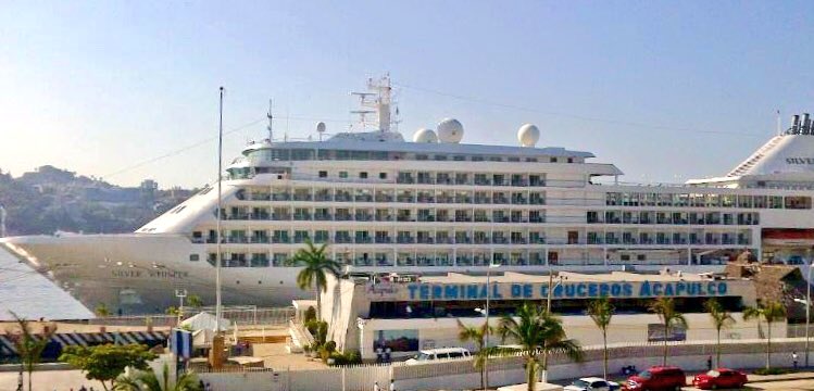 Sectur_Guerrero's tweet image. Buen día, cerramos el año en #Acapulco con la llegada del Crucero #SilverWhisper con 650 personas abordo que nos acompañarán durante la Gala de Pirotecnia esta noche. ¡Bienvenidxs y disfruten del bello puerto!