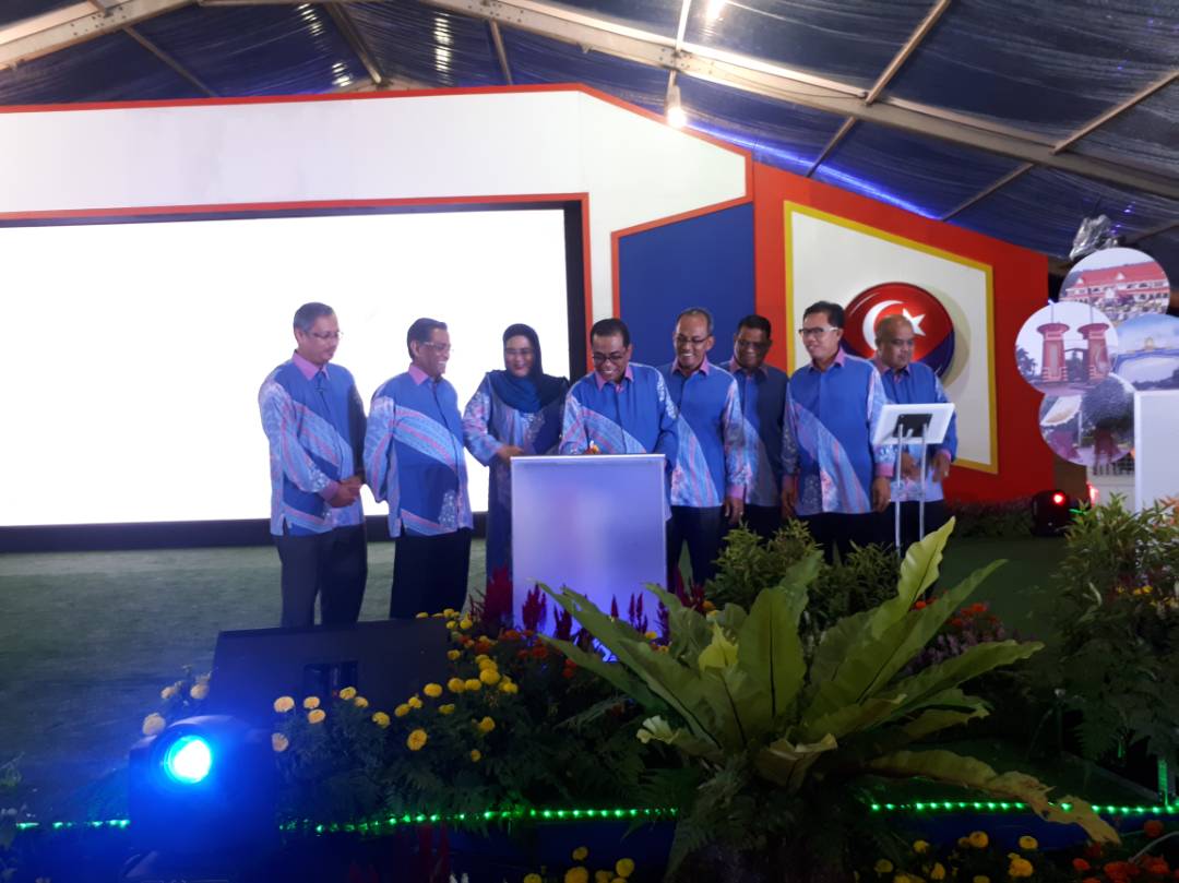 BuletinJohore's tweet photo. YAB Menteri Besar Johor Dato' @khalednordin menyempurnakan majlis pengistiharan naik taraf @MDSegamat kepada Majlis Perbandaran Segamat di Dataran Segamat malam ini. #mpsegamat #muafakatjohor https://t.co/UUKUtGC35o
