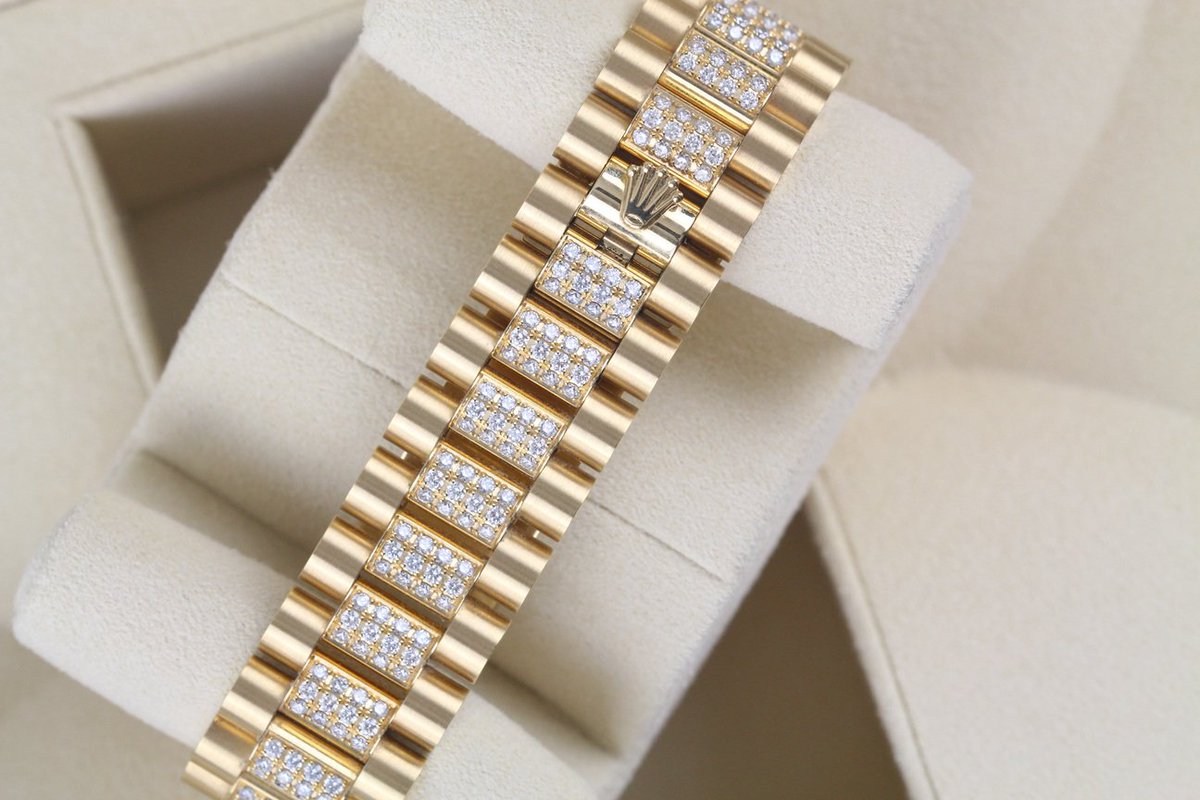 WatchesCheshire's tweet photo. Sunday Sparkles! 118338 Rolex Diamond Masterpiece available now £66,995 Call or email us for more information ☎️01625 403030 ✉️info@cwcboutique.co.uk #rolex #daydate #diamond #factoryset https://t.co/Aq5p8vdAN6