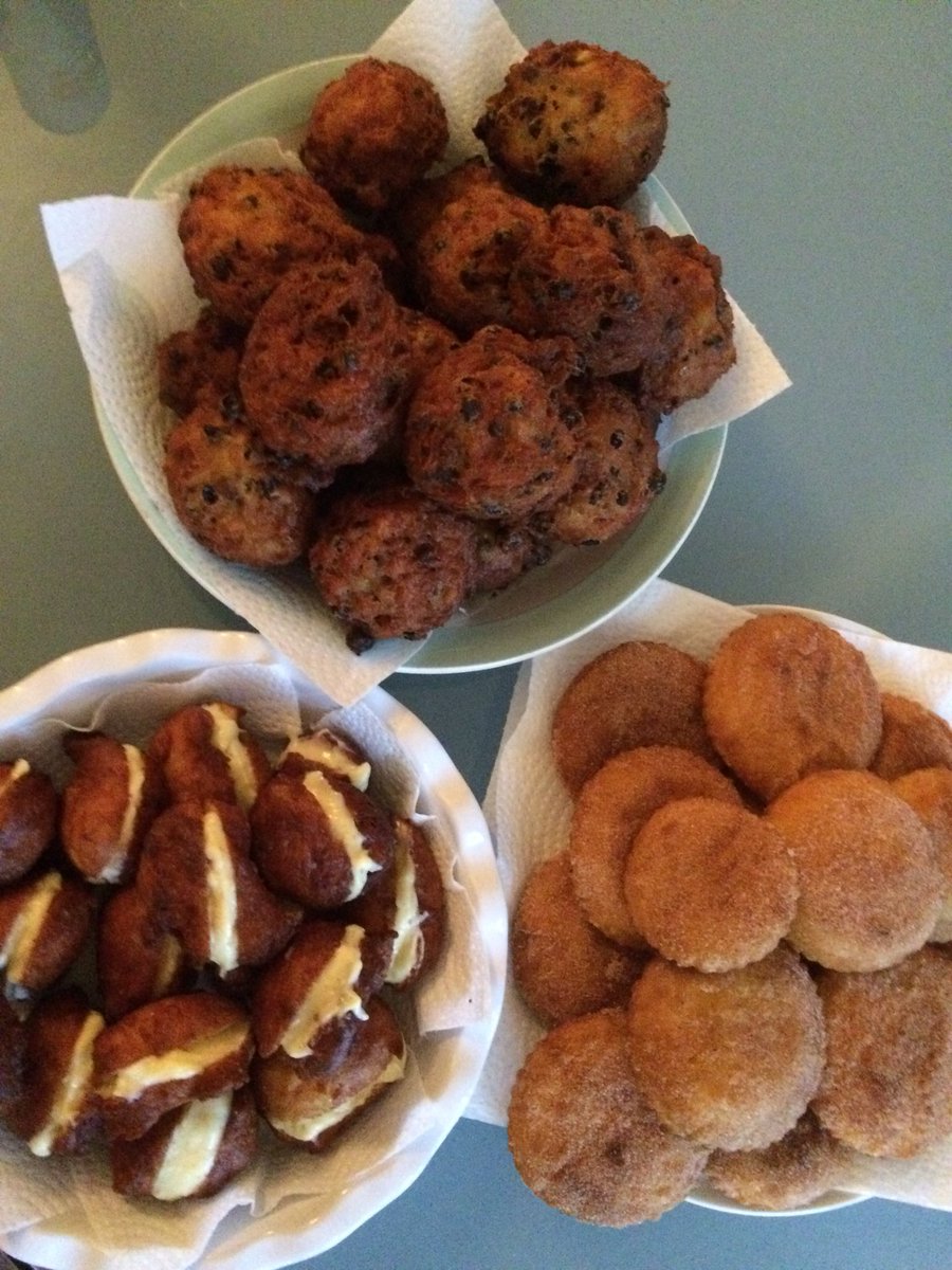 MBRSSR's tweet photo. De traditie ook in 2017 in ere gehouden naar opa’s recepten 😋 #oliebollen #appelbeignets (spijs en room) en #berlinerbollen https://t.co/a7BwBNf9Xd