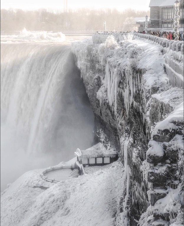 Niagra Şelalesi dondu