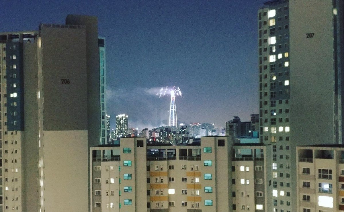 DJToHo's tweet image. 2018년이 시작되었습니다.
새해가 시작된다는 것에 대한 감회가 예전같지는 않지만 그래도 희망이라는 감정이 마음 깊은 곳에서 꿈틀되는 것은 어쩔 수 없는가봐요.^^
모두들 새해 복 많이 받아요.
#djtoho #2018 #무술년 #happynewyear #집에서보는롯데타워새해폭죽