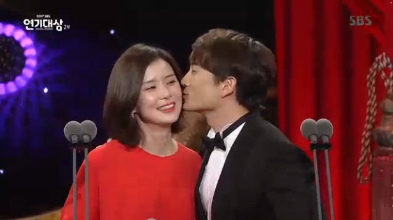Defendant_SBS's tweet photo. Jisung won Daesang @ SBS Drama Awards 2017!! We are proud of you Park Jungwoo-ssi!! He thanked to his wife Lee Boyoung and give her a peck xD https://t.co/1iZxGjnrdz