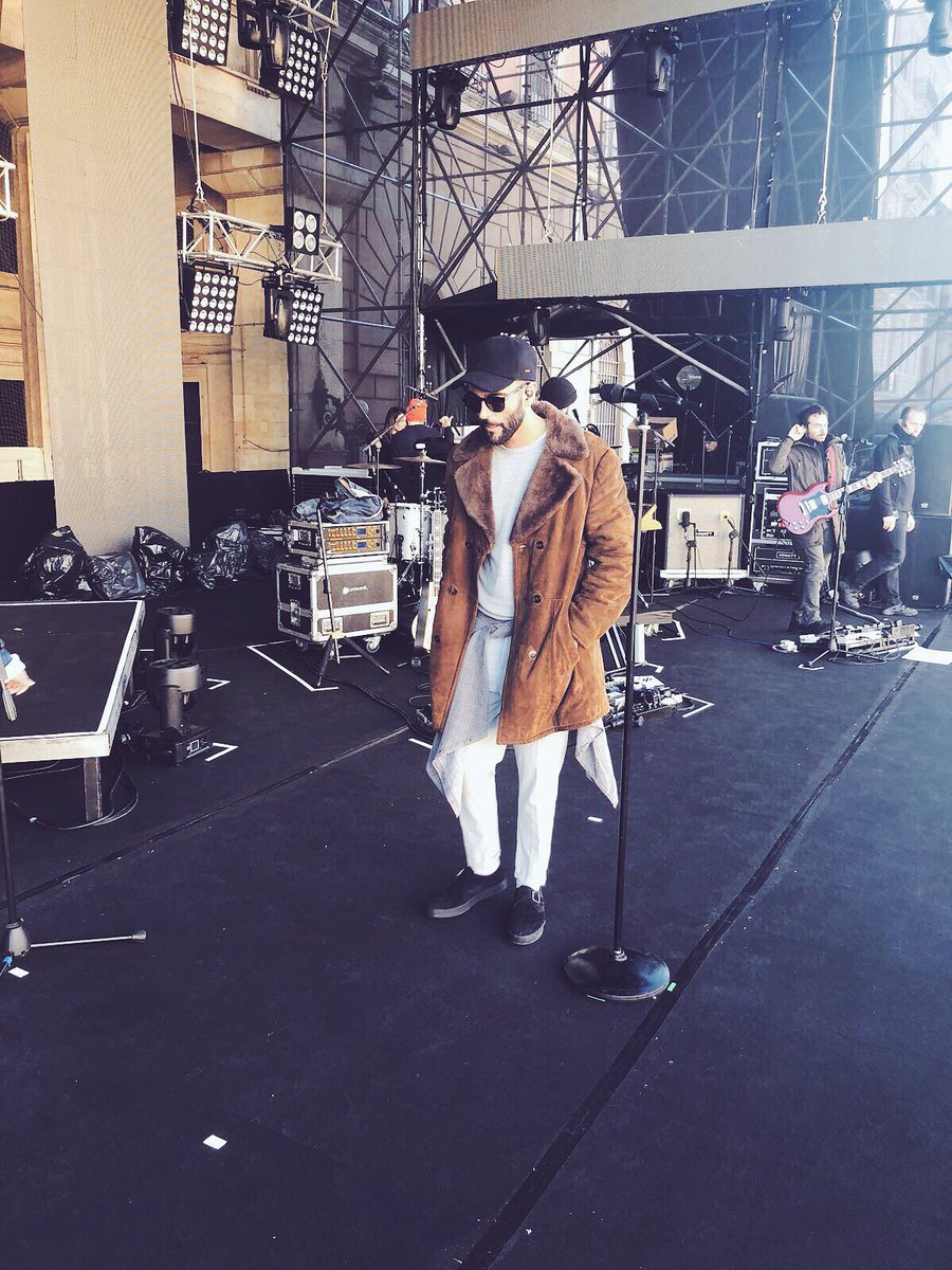 mengonimarco's tweet photo. Marco in concerto da Bari! Seguilo stasera in diretta su @radionorba, sul canale 730 di Sky e su Twitter con #MengoniLiveCapodanno! 
Staff https://t.co/KrSCkaUpeb