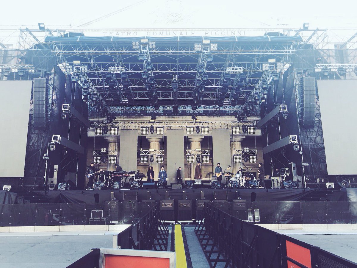 mengonimarco's tweet photo. Marco in concerto da Bari! Seguilo stasera in diretta su @radionorba, sul canale 730 di Sky e su Twitter con #MengoniLiveCapodanno! 
Staff https://t.co/KrSCkaUpeb