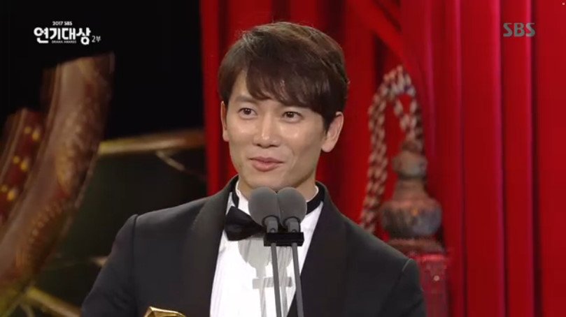 Defendant_SBS's tweet photo. Jisung won Daesang @ SBS Drama Awards 2017!! We are proud of you Park Jungwoo-ssi!! He thanked to his wife Lee Boyoung and give her a peck xD https://t.co/1iZxGjnrdz