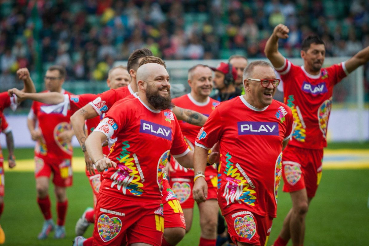 PokojowyPatrol's tweet image. Zaraz po #woodstock2017 czekały nas ogromne emocje sportowe⚽️ Drużyna @fundacjawosp zmierzyła się z ekipą #TVN w meczu charytatywnym 👏 dzięki temu kupiona została karetka 🚑 dla #CZD #podsumowanie2017