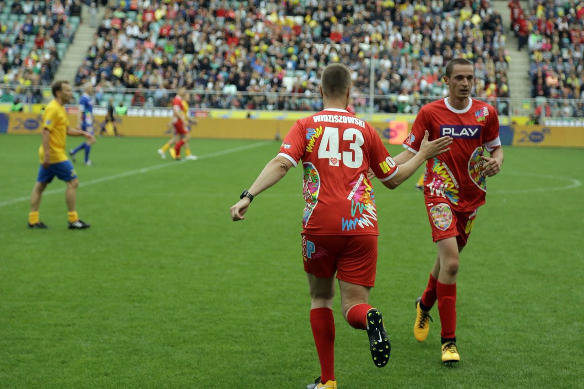 PokojowyPatrol's tweet image. Zaraz po #woodstock2017 czekały nas ogromne emocje sportowe⚽️ Drużyna @fundacjawosp zmierzyła się z ekipą #TVN w meczu charytatywnym 👏 dzięki temu kupiona została karetka 🚑 dla #CZD #podsumowanie2017