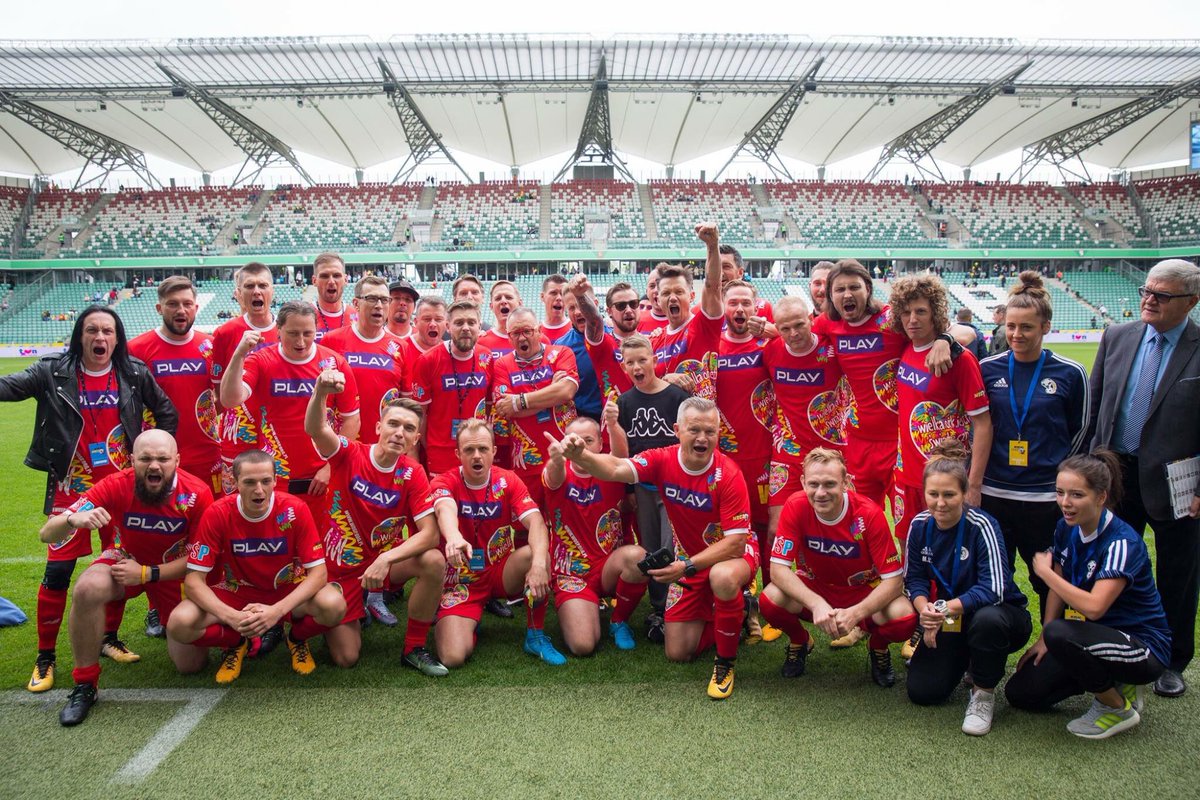 PokojowyPatrol's tweet image. Zaraz po #woodstock2017 czekały nas ogromne emocje sportowe⚽️ Drużyna @fundacjawosp zmierzyła się z ekipą #TVN w meczu charytatywnym 👏 dzięki temu kupiona została karetka 🚑 dla #CZD #podsumowanie2017