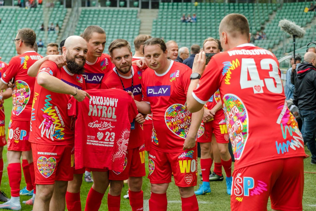 PokojowyPatrol's tweet image. Zaraz po #woodstock2017 czekały nas ogromne emocje sportowe⚽️ Drużyna @fundacjawosp zmierzyła się z ekipą #TVN w meczu charytatywnym 👏 dzięki temu kupiona została karetka 🚑 dla #CZD #podsumowanie2017