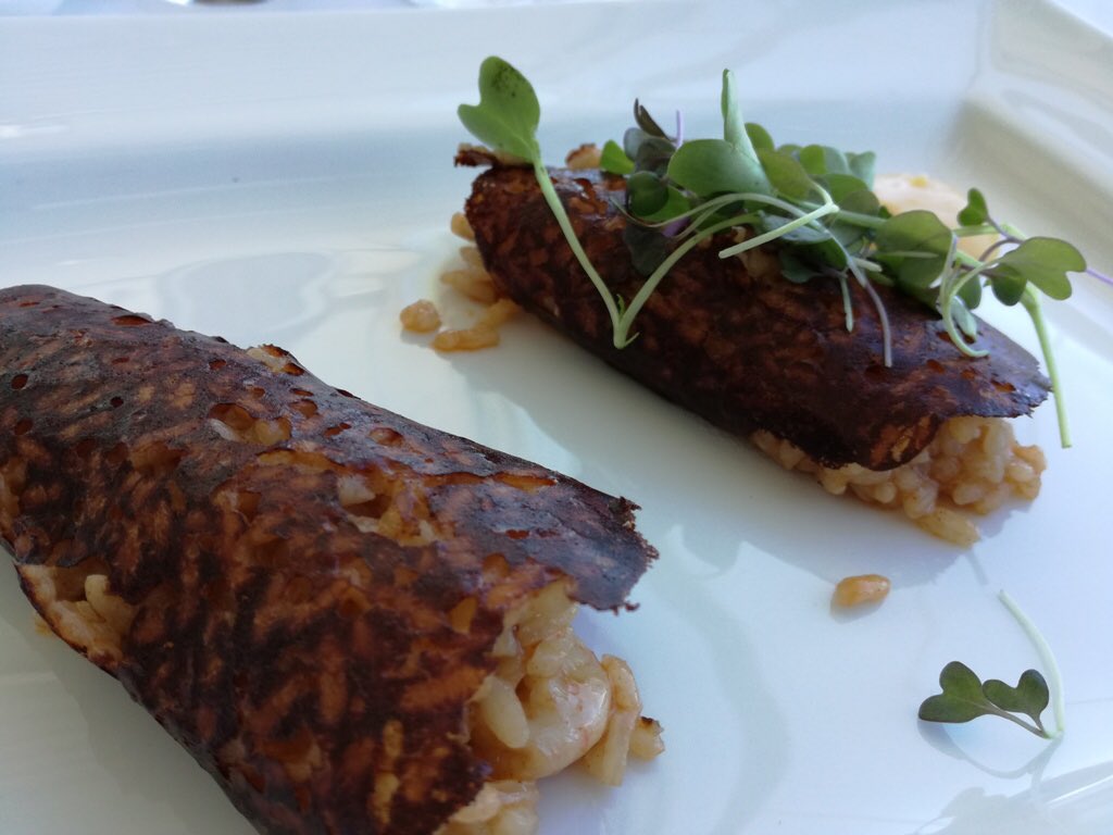 ConDelantal's tweet photo. @QiqeDacosta firma el mejor arroz del año, según #MrCooking.

Un sénia con caldo de oveja guirra, sus mollejas y colmenillas. #gloria

Y junto a él... https://t.co/eLXmggNUyI