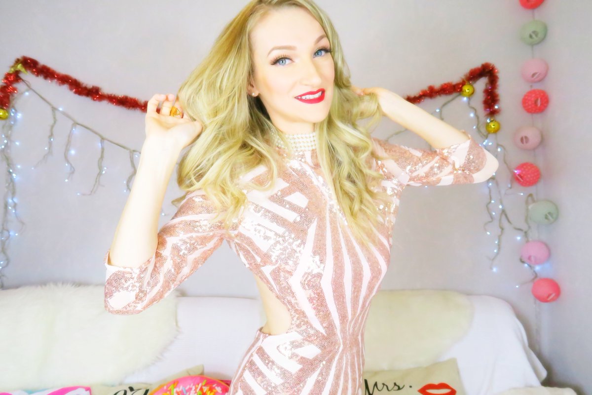 Il est temps de boire du champagne 🥂🍾 d'écouter Bruno Mars 🎼💃🏼🕺 et d'accueillir 2018 comme il se doit 😎
Vous faites quoi ce soir ?
Dites-moi tout en bas 😘👇💋 #BonneAnnee2018