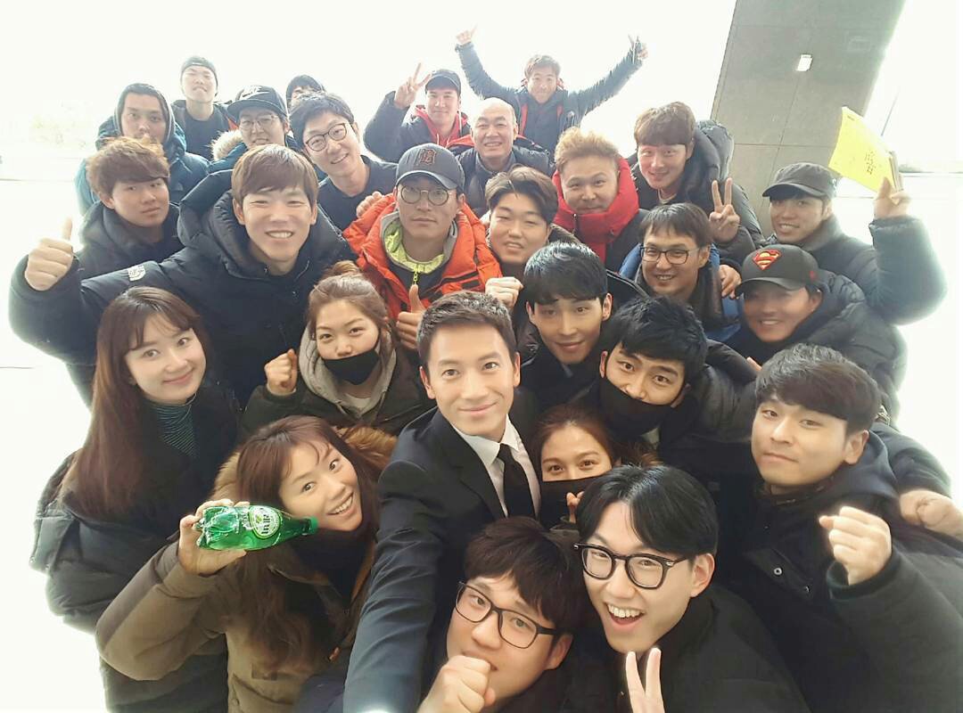 Defendant_SBS's tweet photo. Happy New Year guys!! <3 We love you all and my Defendant families <3 https://t.co/tZKyO7YzP0