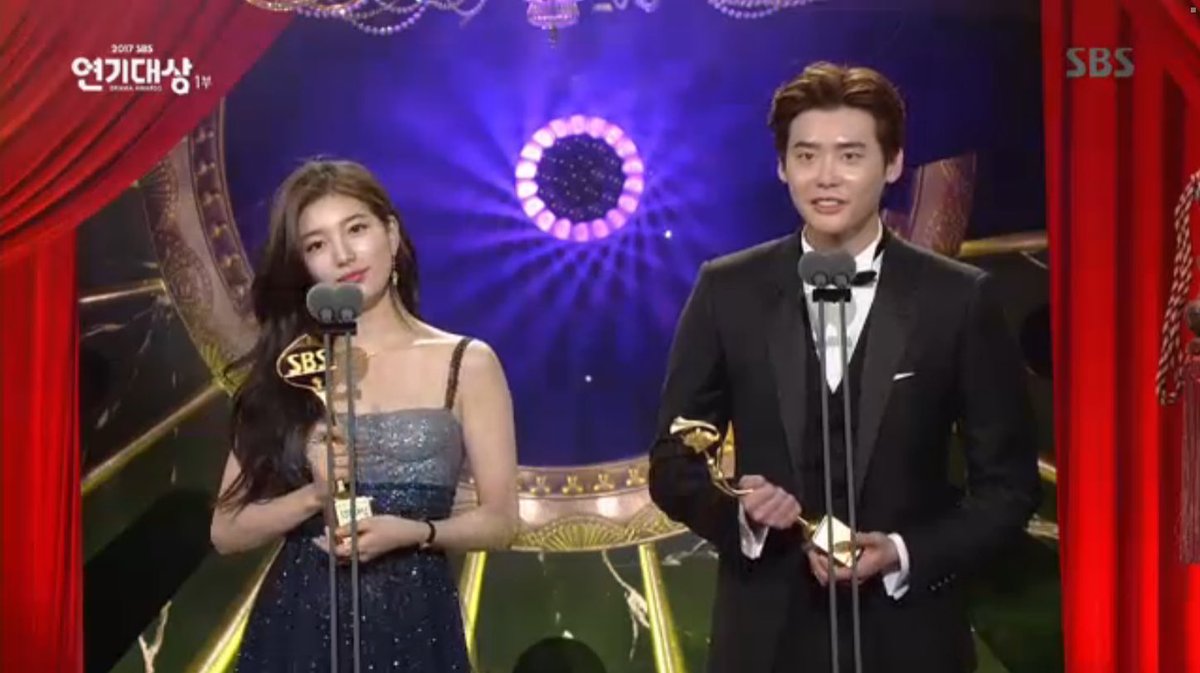 sayAbr's tweet photo. [NEWS]  Suzy &amp; Lee Jong-Suk recebendo o prêmio de melhor casal no Drama Awards https://t.co/r39IqE1PHR