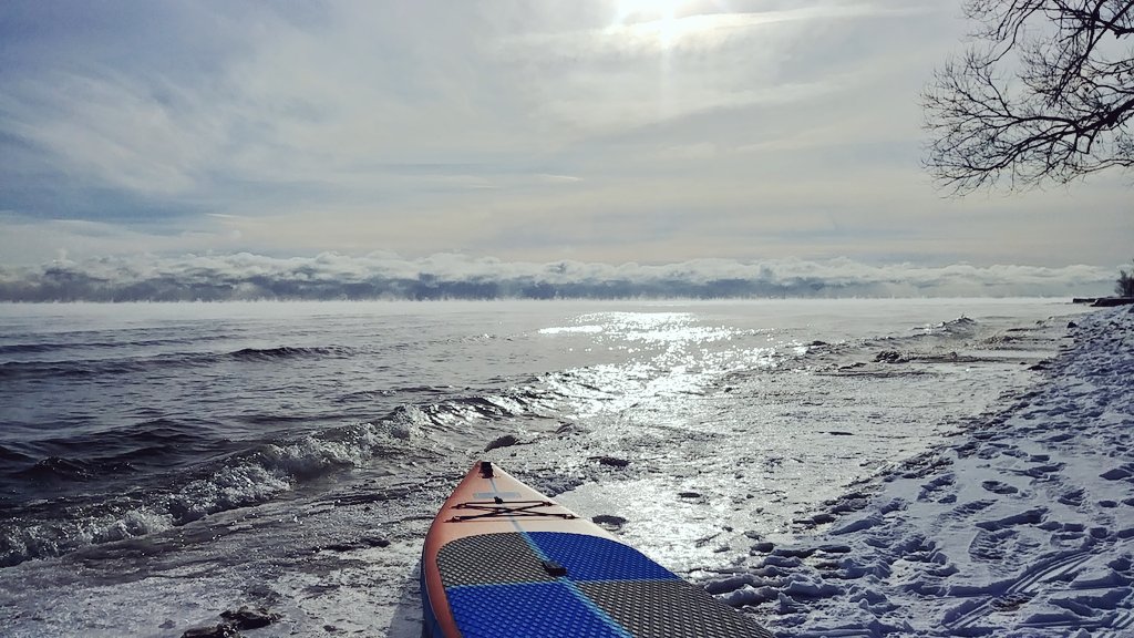 only1phoenixx's tweet photo. The last #SUP sesh of 2017 w/@GLOWswimming 😍💙❄ Happy New Year everyone! 🎆 Let there be more #PaddleON adventures in 2018! 🎉🚣🏄 #swimdrinkfish #BluWaveSUP #LGG6 #NYE2017 #winterSUP https://t.co/CL98B0dbAP