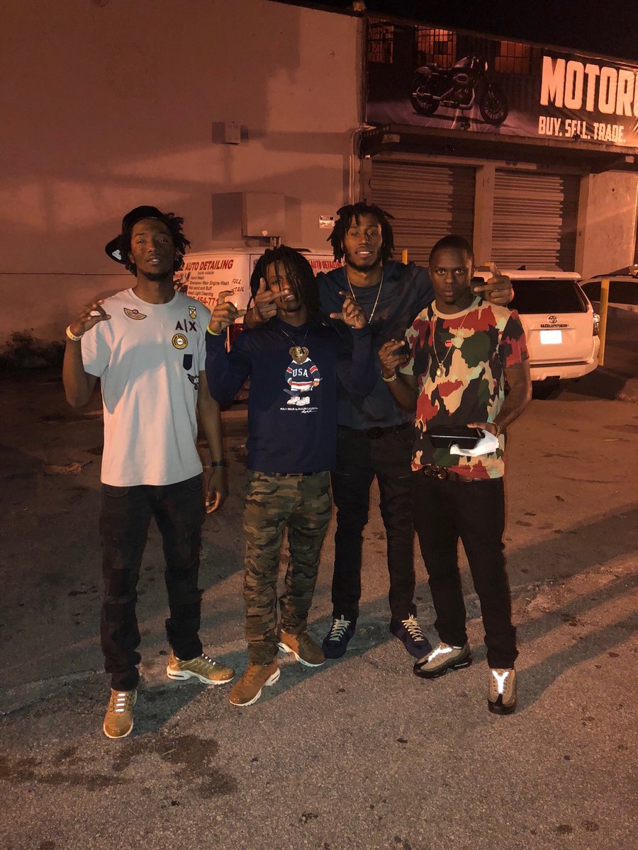redruM195's tweet photo. Wherever I go they go I can’t forget my rounds 💉🦍#10Years+ #RipMaTonya #OneNineDouble0 https://t.co/ZumrDpVZxN