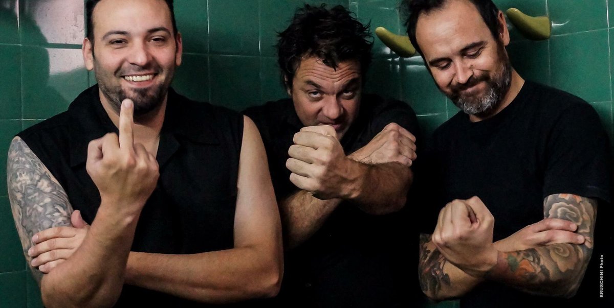 GRACIAS por un año plagado de shows, viajes, nuevos y viejos amigos, escenarios, experiencias, grabaciones, alegrías, bajones... De eso se trata...y acá estamos siempre para adelante y haciendo lo que más nos gusta. 
La música es lo único que nos va a salvar.
Feliz 2018!!!!