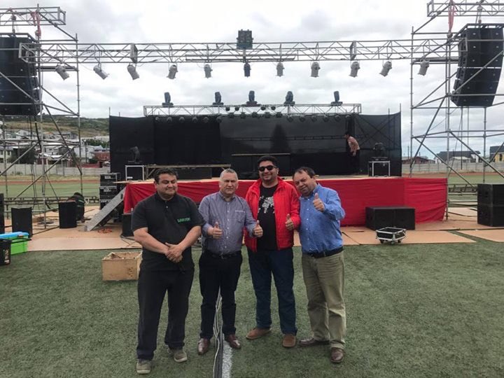 muniancud's tweet photo. En #Ancud @Alcalde_CGomez supervisando y afinando últimos detalles para lo que será espectáculo artístico y pirotécnico para recibir el nuevo año en nuestra comuna. 
Porque #AncudEncanta esperamos a todos a disfrutar en familia en el Estadio Joel Fritz #AñoNuevo2018 🎆🎇 https://t.co/pCWwpWsQB0