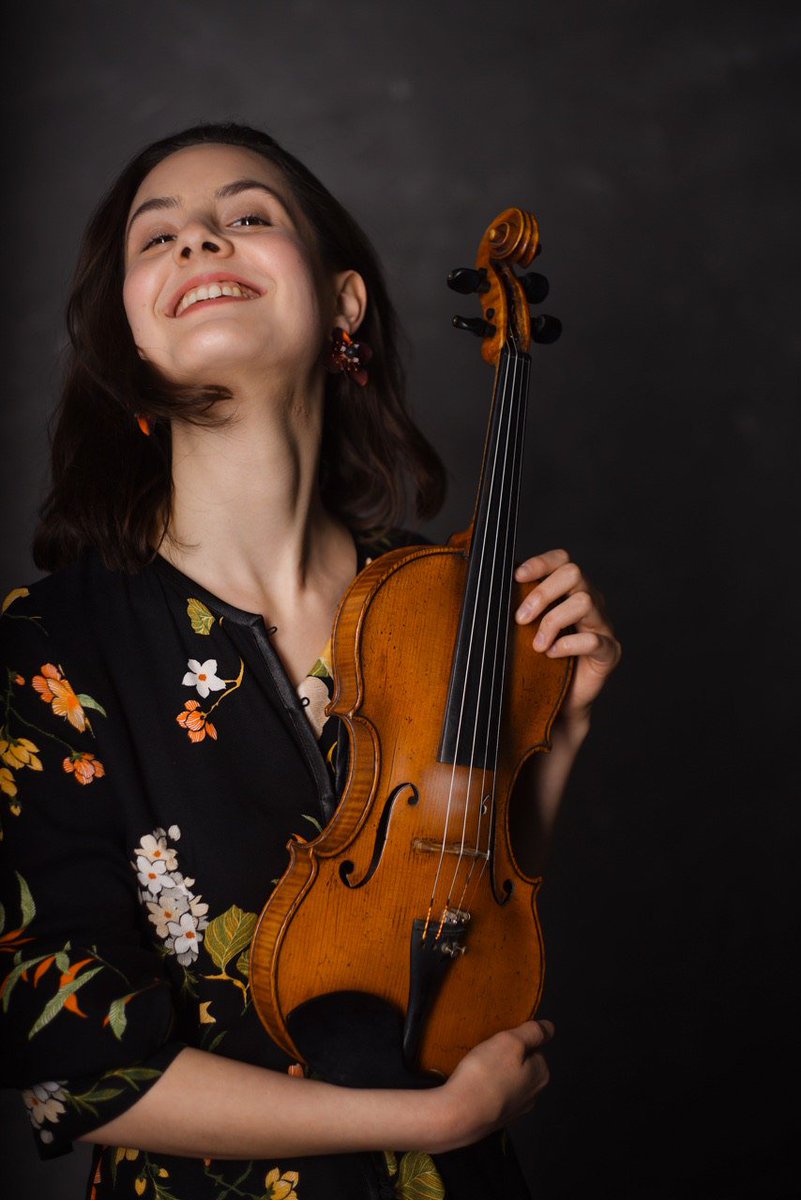 AnnaZiman's tweet photo. Here to a happy new year 2018!!!#NewYearsEve #violin #Happy2018 https://t.co/KH4sx81DdB