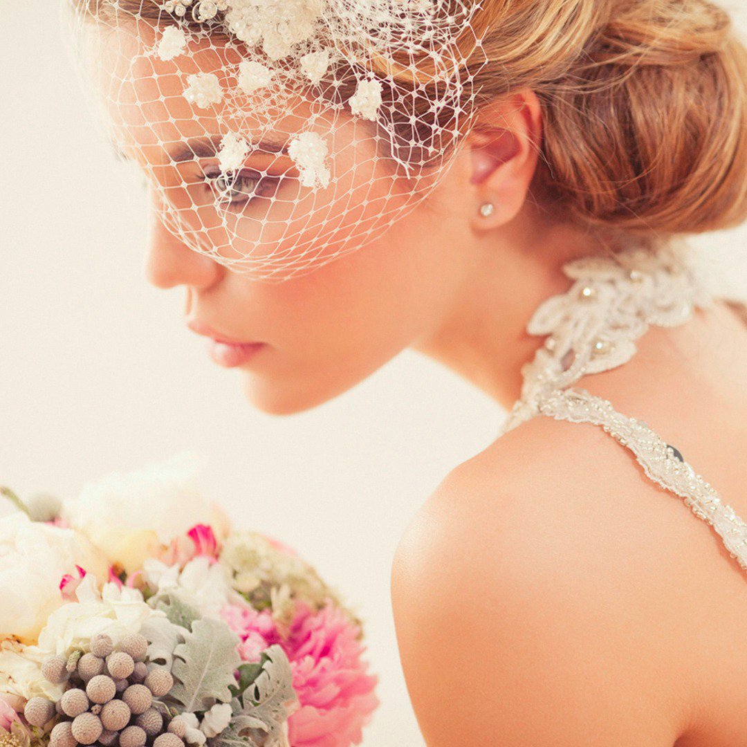 eventlandve's tweet photo. Si sientes que la moda de los años 20 es lo tuyo😍 y te encantaría viajar en el tiempo en tu día💍💐👒, te recomendamos algunas diseñadoras famosas que evocan esta época.
1. Claire Pettibone. 
2. Jenny Packman
 3. Yolan Chriss. ¡Esperamos que consigas mucha inspiración! 🙌🙌 https://t.co/XWJVX7J9Y9