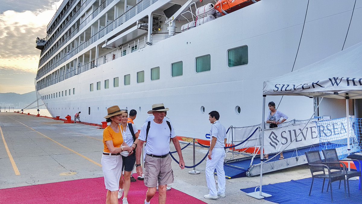 webcamsdemexico's tweet image. Vía @Sectur_Acapulco: Los pasajeros y tripulantes del Crucero #SilverWhisper @Silversea son recibidos por @Sectur_Acapulco  en un ambiente de fiesta deseándoles un feliz 2018.
Este Crucero es el 10° de la Temporada 2017-2018 y el 30° del año.