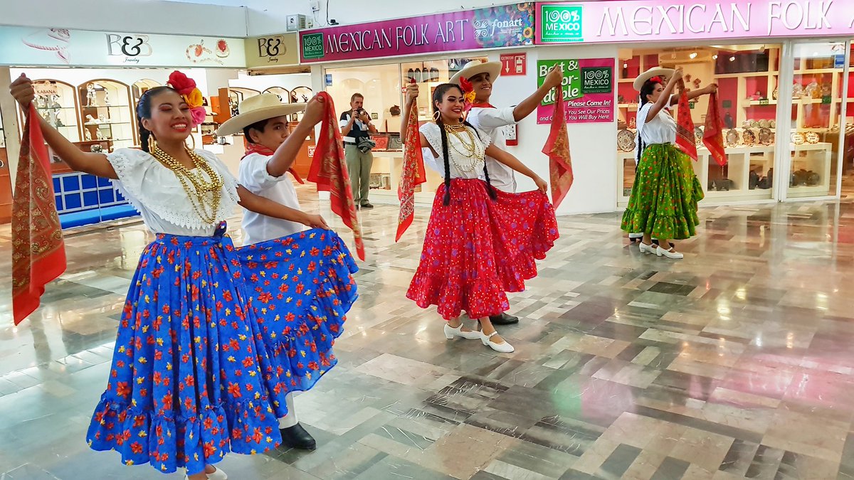 webcamsdemexico's tweet image. Vía @Sectur_Acapulco: Los pasajeros y tripulantes del Crucero #SilverWhisper @Silversea son recibidos por @Sectur_Acapulco  en un ambiente de fiesta deseándoles un feliz 2018.
Este Crucero es el 10° de la Temporada 2017-2018 y el 30° del año.