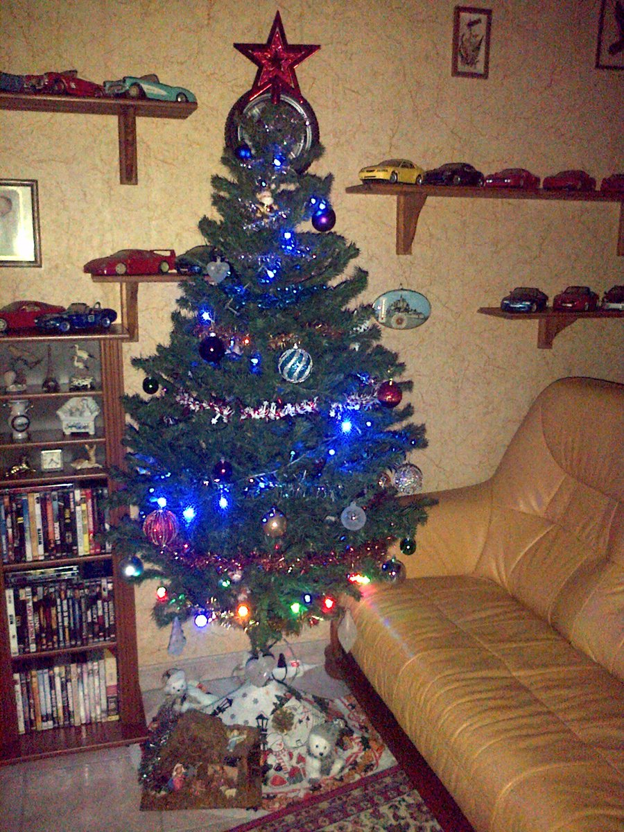 AChapzt's tweet photo. Je suis le genre de personnes qui rajoute des décos à son sapin de Noël après Noël 😂😂🎄 #Xmas #christmastree https://t.co/a6fNVGoeWH