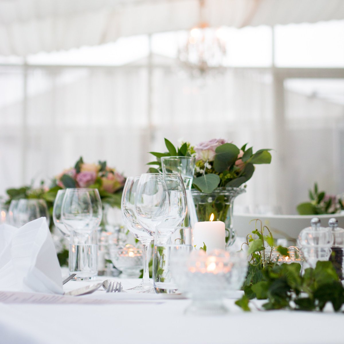 eventlandve's tweet photo. Las bodas de día nos permiten apreciar mucho más los detalles, como por ejemplo la decoración de las mesas. ¿Qué tal ésta en blanco y verde? 🍷🌱 https://t.co/ofDORleoNz