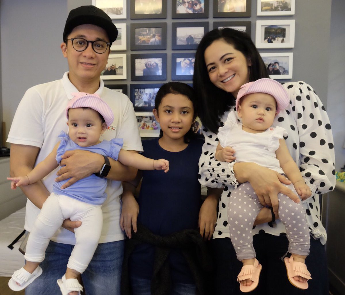 bayuoktara's tweet photo. Selamat Tahun Baru 2018.. Semoga semua harapan baik kita terwujud di tahun ini. Salam hormat dari kami berlima β #Happynewyear2018 #Bismillah #familystaycation #5ofUs https://t.co/eYphAtbNid