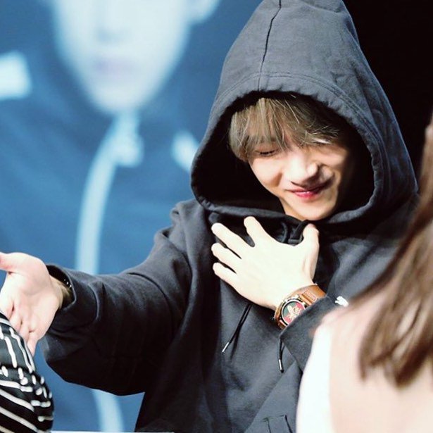 HimriChahd's tweet photo. @BTS_twt Happy birthday v i love your smile,your vioce,your heart,your face,your eyes,your body,your hair,i love kim teahyung #HappyVDay 💟💟💟👑👑🎂🎉💗 https://t.co/ikJ6ZPSEzn