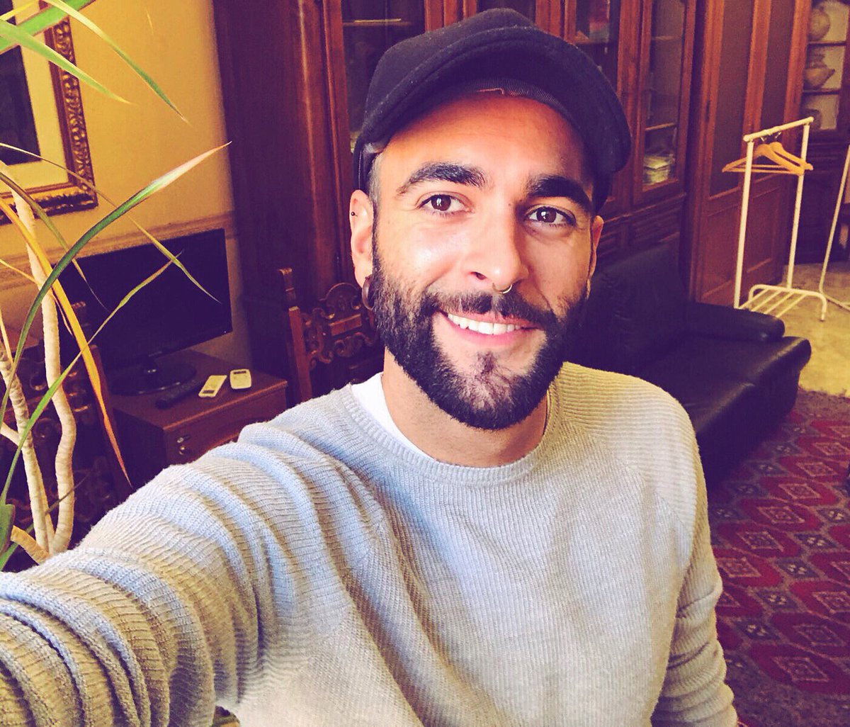 mengonimarco's tweet photo. Mi sembra un secolo che non ci si vede, e forse un po' lo è! Stasera si ritorna a casa: da voi.
Buona musica a tutti, oggi e sempre... a dopo!
#MengoniLiveCapodanno https://t.co/vWBwEZgA4h