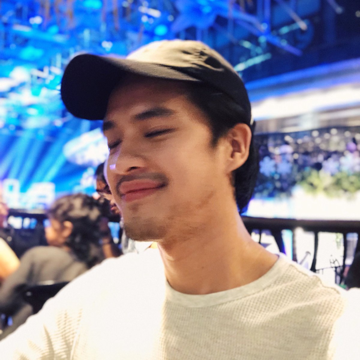 morganoey's tweet photo. Don’t usually do this but since it’s a new year, let me take a selfie lol. Happy New Year everyone! #2018 https://t.co/POeExVK7Wt