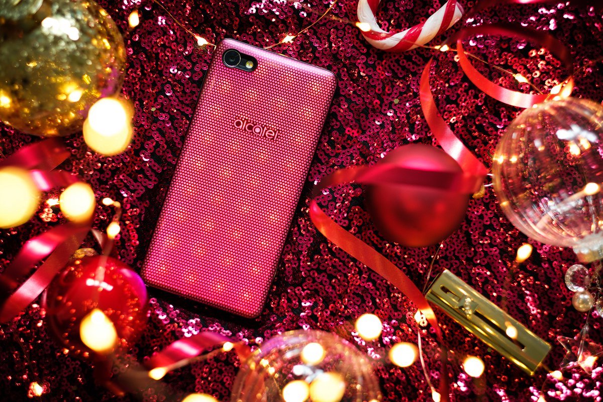 alcatelmobileES's tweet photo. ¡Prepárate para iluminar la última noche del año con los Light Shows del Alcatel #A5LED! Light up now! #AlcatelMobile #EnjoyNow #NewYearsEve https://t.co/Y8xbPUffLb