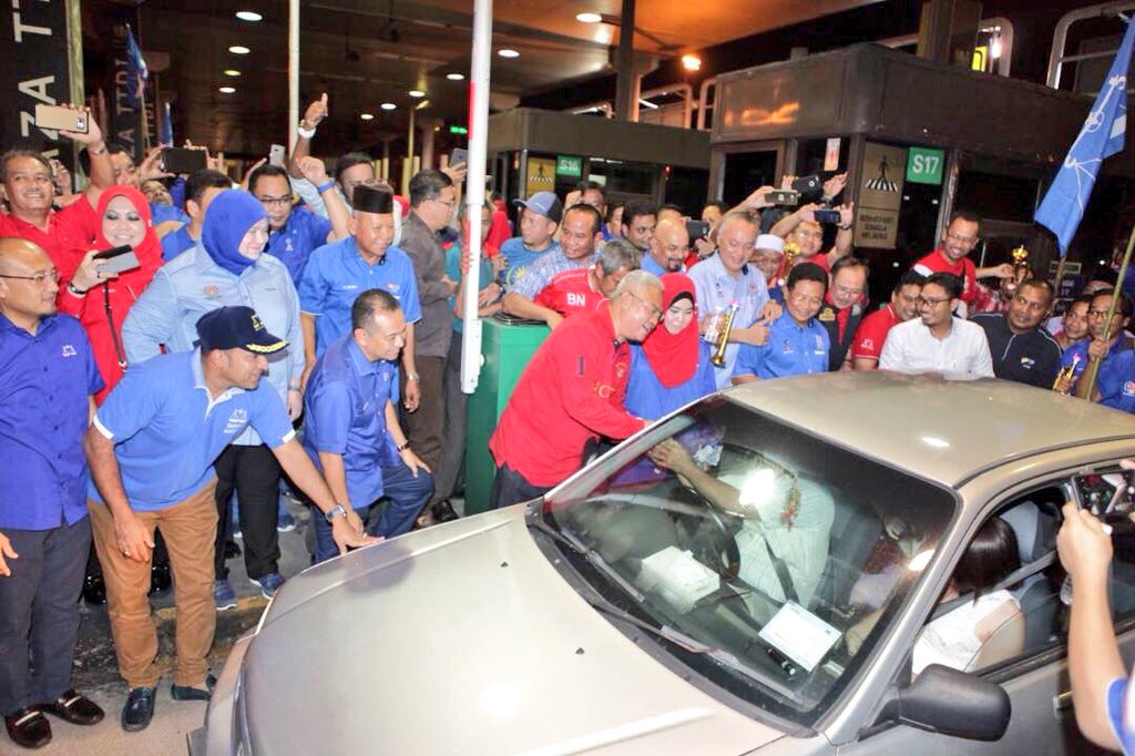 mynohomar's tweet photo. Hadiah tahun baru paling bermakna buat rakyat Selangor. Pemansuhan Tol Sg Rasau &amp; Tol Batu Tiga Shah Alam bermula 1 Jan 2018. Terima kasih PM @NajibRazak https://t.co/y3lK6N07qj