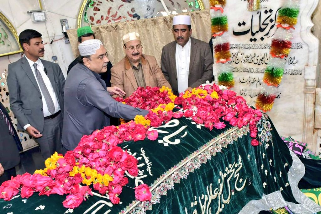 NadeemJatoi16's tweet photo. Former President of Pakistan &amp; President #PPPP  @AAliZardari is showering the flowers at the Shrine of Hazrat Abul Hassan Ali Haijveri  (Data Ganj Bukhsh) in Lahore https://t.co/Dtjuf1aSuA