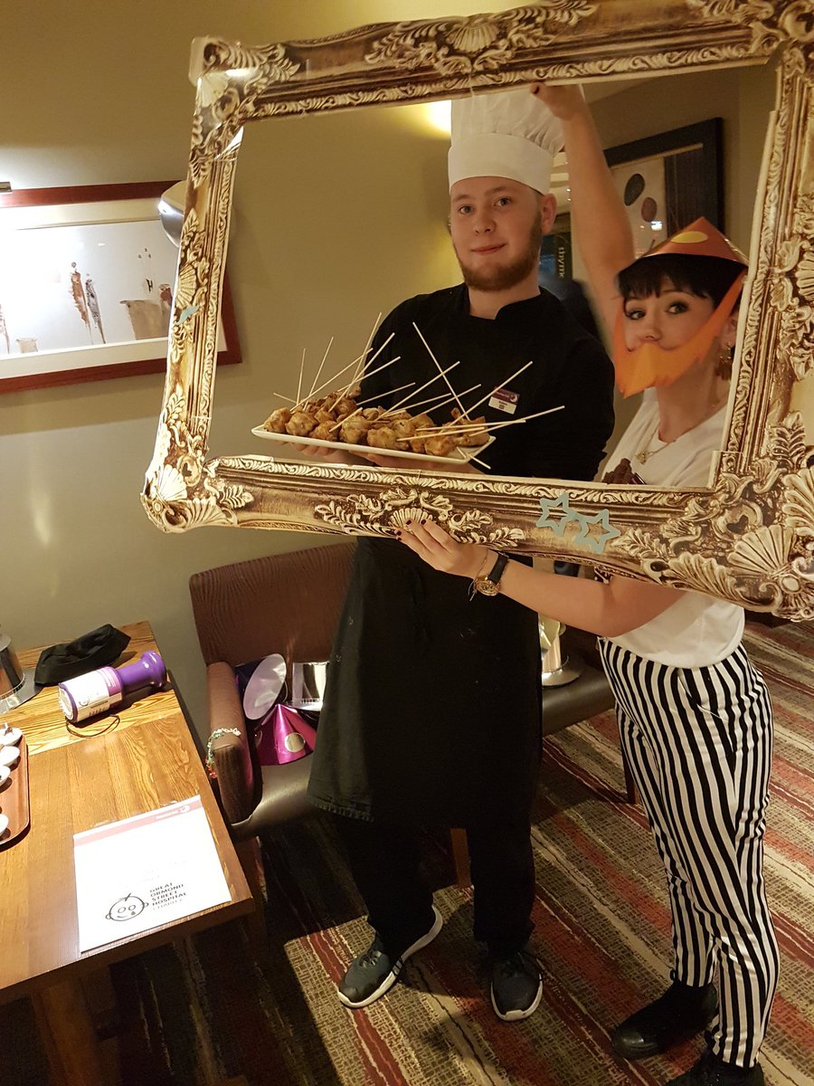 NYE fun with our photo booth for guests <a href="/GreatOrmondSt/">Great Ormond Street Hospital for Children</a> 🍾🥂 #selfiesmile <a href="/Sheffield_PI/">Alison Pickering</a> <a href="/SDEBDD/">simon ewins</a> @Valerie_PI3R 😁😁