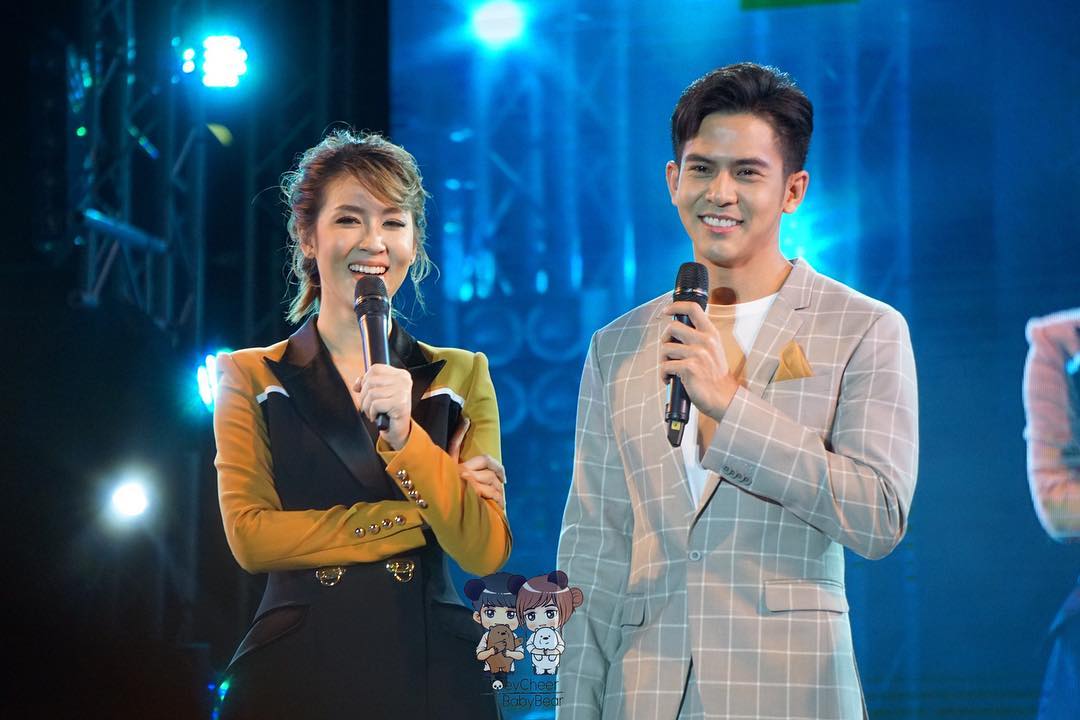 Ch_is_Ck's tweet photo. เป็นคู่ที่ โมเม้นหน้างาน ก็จะหวานๆ ประมาณนึง
แต่โมเม้นหลังเวทีนี่ แทบจะกรีดร้องทุกงาน
😂😂
#เต้ยเชียร์
#HNY2018WithToeyCheer
🙏ขอบคุณเจ้าของภาพค่ะ https://t.co/RNRLQOo8PL