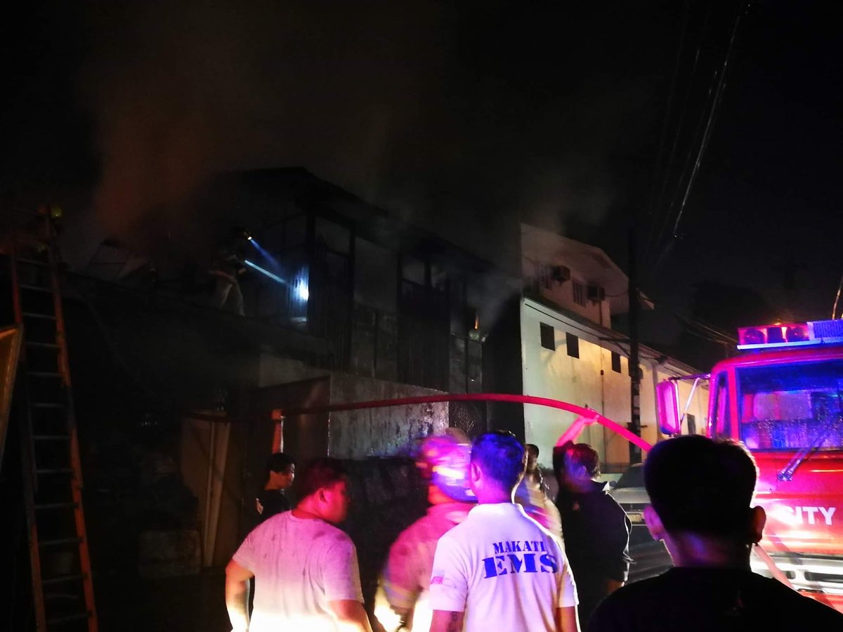 tinsalonga's tweet photo. Paradahan ng mga Truck ng Basura  sa Guadalupe Vejo, Makati nasunog.

 #untvrepaso2017 at #tulongmunabagobalita2018 https://t.co/2BM3N3ciuj