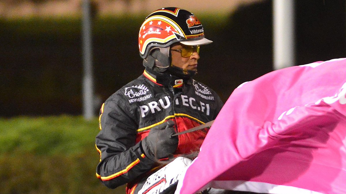 Tuore Top10-ohjastaja toteutti parhaan uudenvuoden lupauksensa jo viime vuonna: Valtakunnallisen ajajaliigan ohella vuodenvaihteessa ratkeavat myös raviratojen voitokkaimmat kuskit. Titteleitä ropisee entistä enemmän nuorisojaostolle. dlvr.it/Q8LTbG #ravit