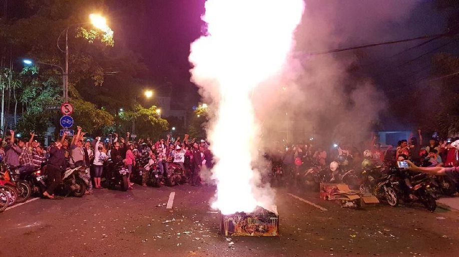 Serunya Pesta Kembang Api Tahun Baru di Depan Balai Kota Surabaya detik.id/6JuiMq