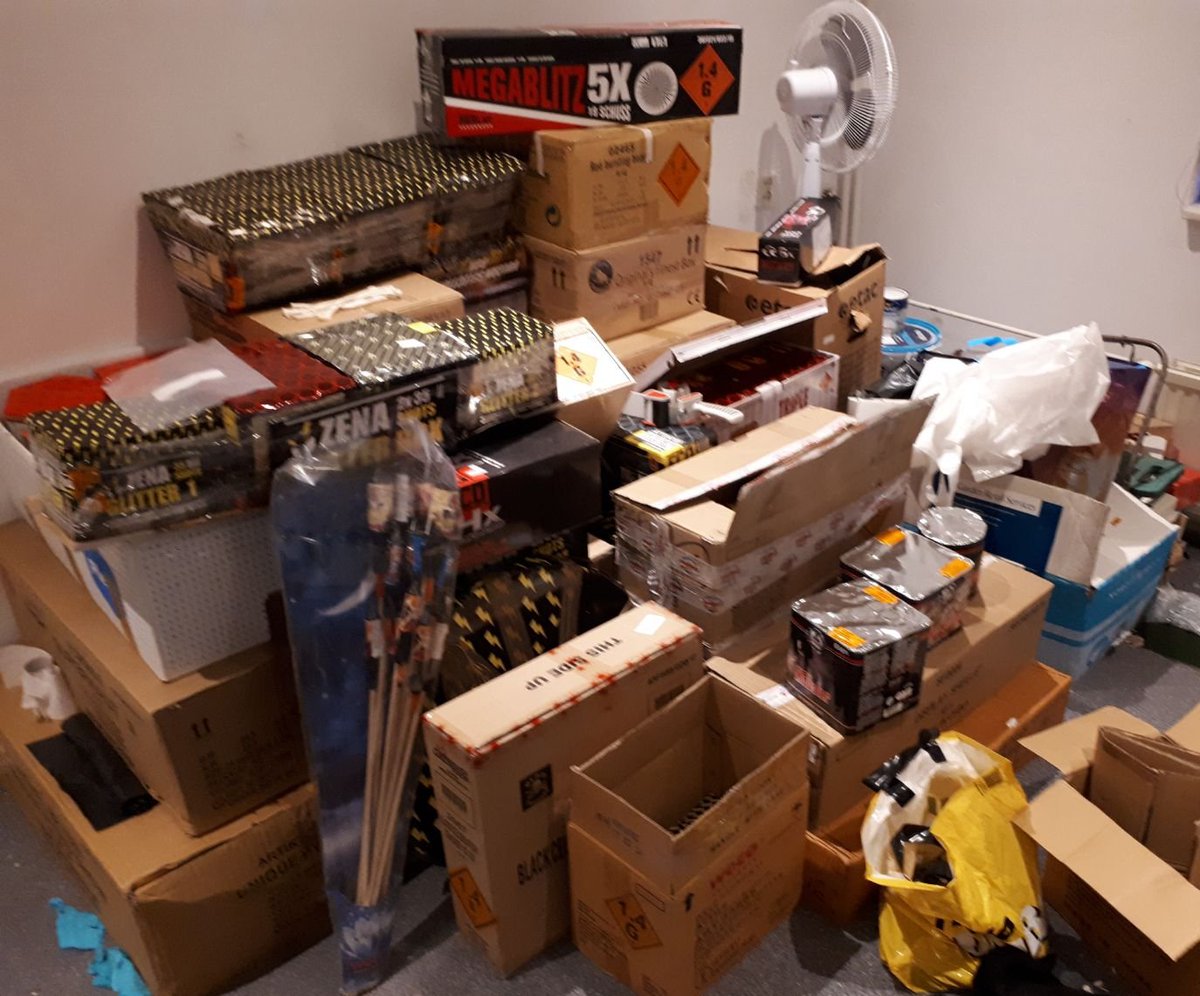 POL_VleutDMeern's tweet photo. Op de valreep Oud en Nieuwperiode nog partij illegaal vuurwerk aangetroffen woning De Meern. In schuur ook nog kleine hennepkwekerij. Bewoner gearresteerd. https://t.co/N7tVpVHlFk
