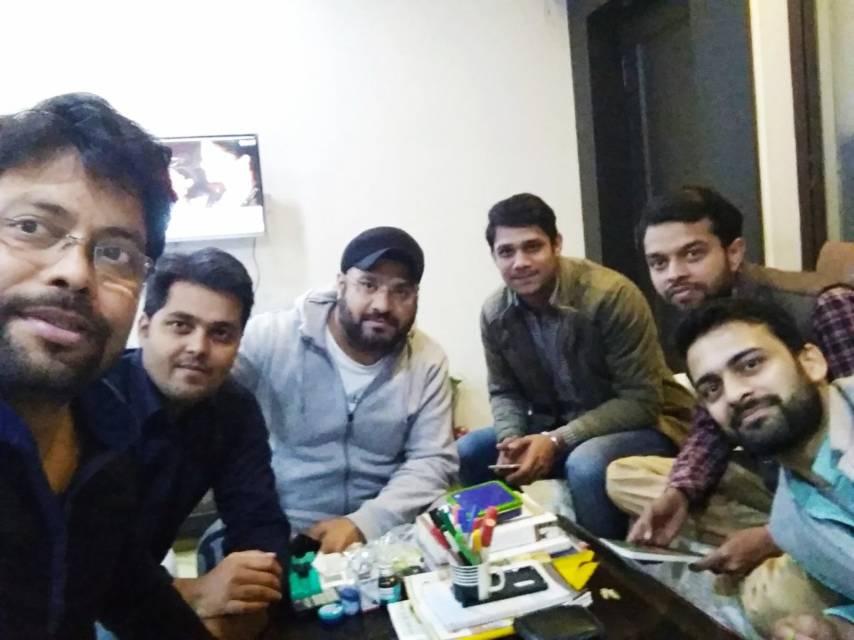 AnupamConnects's tweet photo. आज जल्दी घर पहुंचकर शांति से बैठा था। एकाएक दोस्तों ने धावा बोल दिया। नए साल का जश्न अब साथ मन रहा है। आपको भी शुभकामनाएं।

#HappyNewYear2018 https://t.co/IDVyDPvEFn
