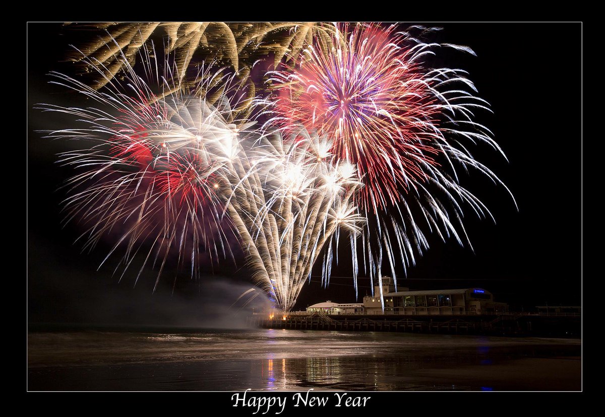 AnnAveyard's tweet photo. Happy new year #firweorks #HappyNewYear2018 #bournemouthpier #happynewyeartoall #bournemouth https://t.co/i1pQtaXPhD